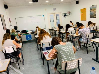 Vista de aula con estudiantes en academia