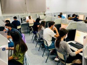 grupo de jóvenes estudiando