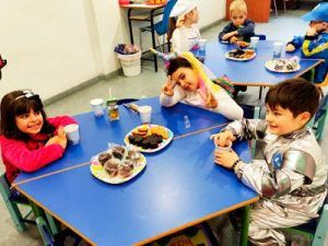 alumnos en el comedor de la academia